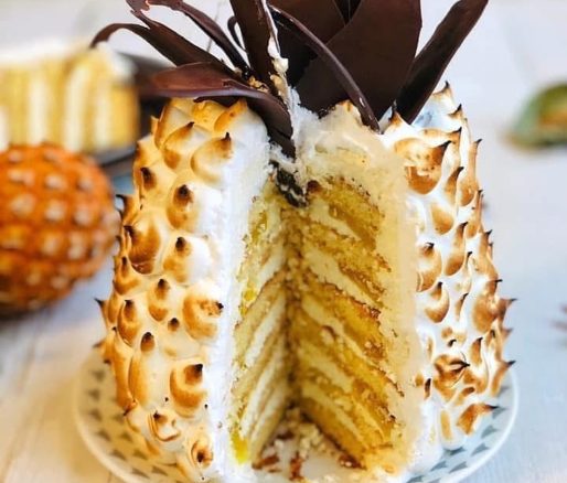 Tort Prichindel cu ananas, cremă de brânză și bezea italiană