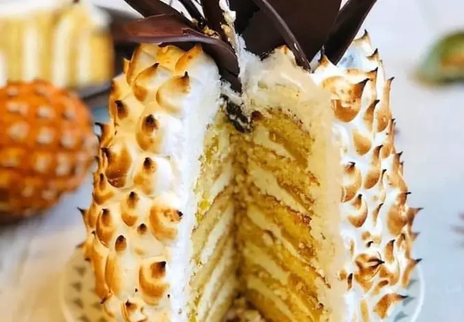 Tort Prichindel cu ananas, cremă de brânză și bezea italiană