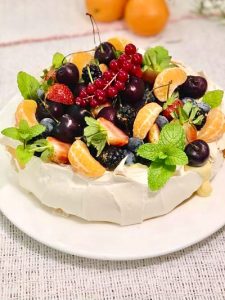 Pavlova cu cremă de vanilie și fructe