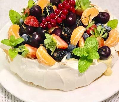 Pavlova Cu CremÄƒ De Vanilie È™i Fructe Este Un Deliciu Pe Care Musai SÄƒ L Faci