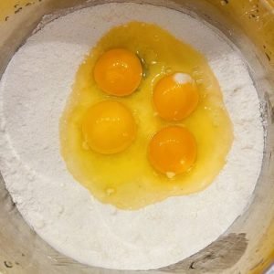 Adăugăm ouăle și omogenizăm 