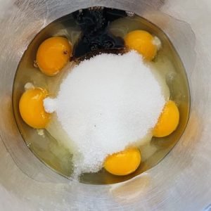 Punem ouăle cu zahărul și extractul de vanilie 