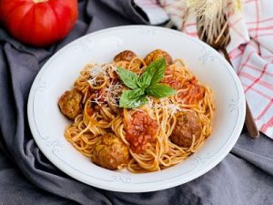 Spaghete cu chifteluțe în sos de roșii