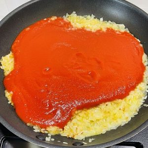 Spaghete cu chifteluțe în sos de roșii