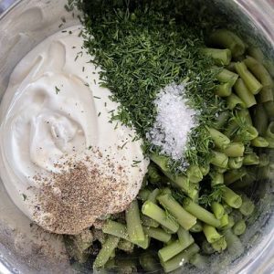 Salată de fasole verde cu iaurt și mărar