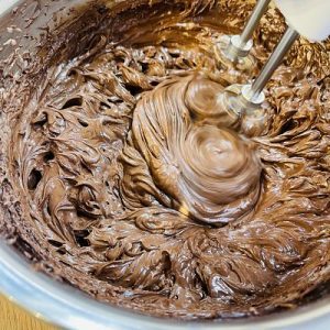 Tort de ciocolată cu cafea și cremă de mascarpone cu ciocolată neagră