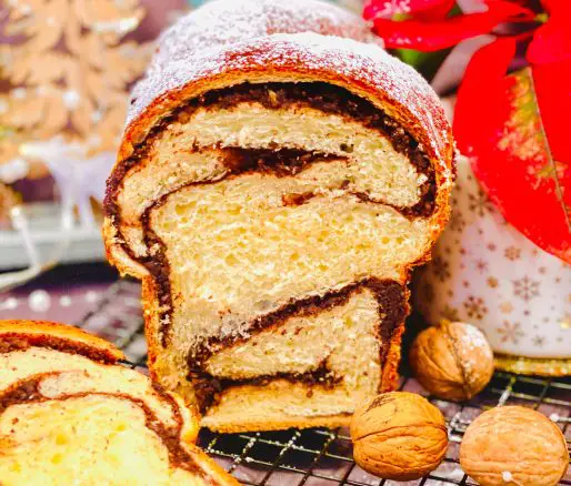 Cozonac din aluat opărit opărit cu nucă