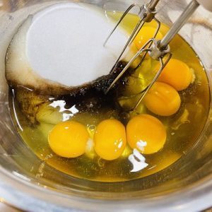 Batem ouăle cu zaharul pe bain marie 