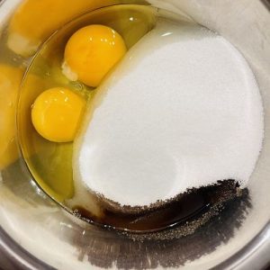 Într-un castron punem ouăle cu zaharul și extractul de vanilie 