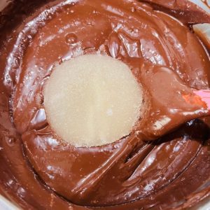 Prăjitura Valentine’s cu zmeură ciocolată și cremă de mascarpone