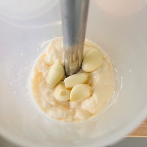 Sos de usturoi cu iaurt - Rețetă simplă și rapidă 