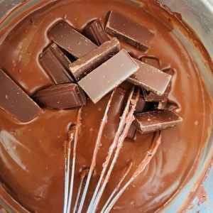 Prăjitura Valentine’s cu zmeură ciocolată și cremă de mascarpone