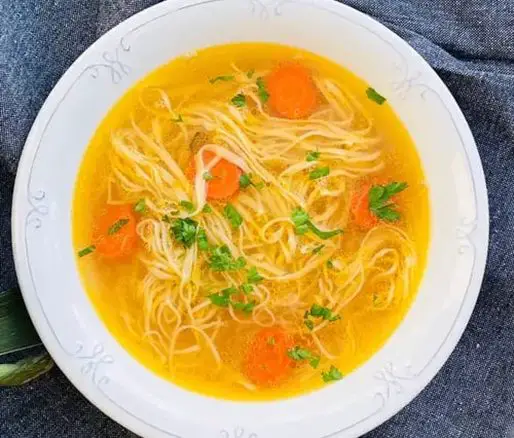 Supă de pui cu tăieței de casă