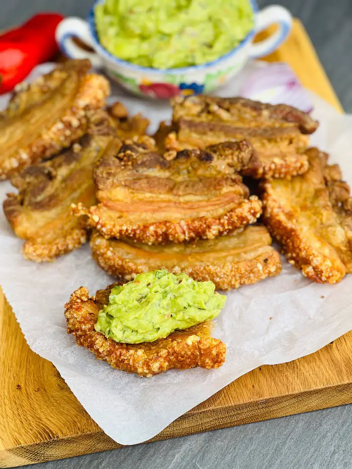 Chicharron cu guacamole, o mâncare spectaculos de gustoasă.