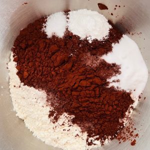 Tort Guatemala - Blat umed de ciocolată, mousse de zmeură și fistic