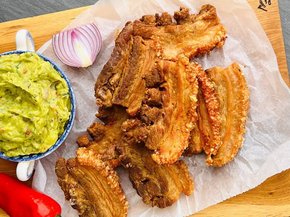 Chicharron Cu Guacamole, O Mâncare Spectaculos De Gustoasă.