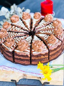 Tort Amandină - desertul spectaculos pentru iubitorii de ciocolată