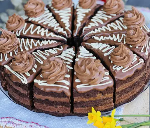 Tort Amandină - desertul spectaculos pentru iubitorii de ciocolată