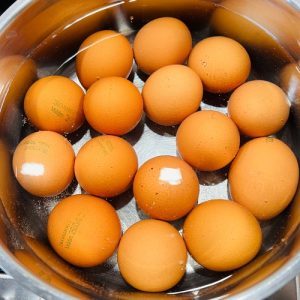 Ouă pestrițe vopsite cu coloranți alimentari