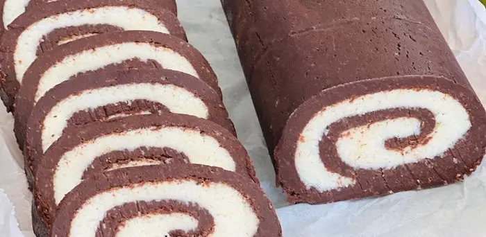 Ruladă de biscuiți cu cremă de Raffaello