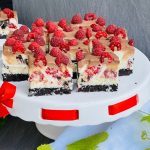 Prăjitura Bounty cu Oreo și zmeură fără coacere