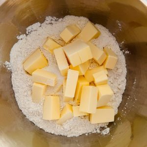 Prăjitură fragedă cu brânză și caise