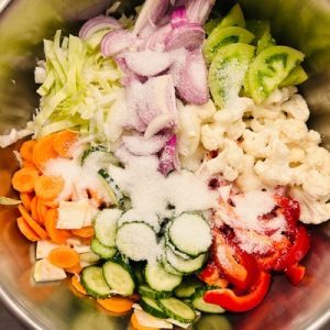 Salată de murături asortate la borcan pentru iarnă fără oțet și fără conservanți