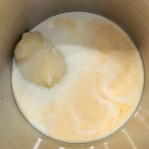 Ruladă Krantz cu vanilie și nuci caramelizate