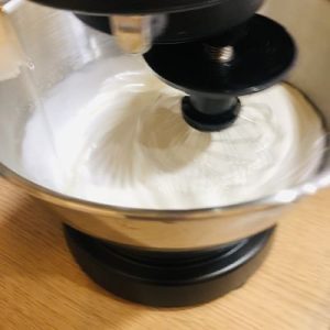 Ruladă Krantz cu vanilie și nuci caramelizate