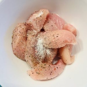 Piept de pui cu prune uscate învelite în bacon
