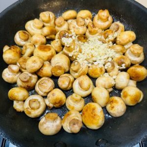 Piept de pui în sos de ciuperci cu spanac