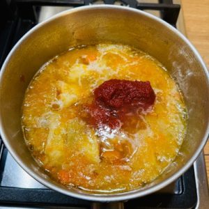 Pachețele din varză creață umplute cu carne în sos de roșii