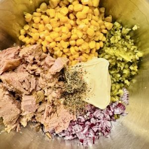 Salată de ton cu porumb și maioneză