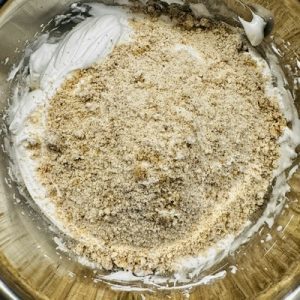 Prăjitura cu blat și cremă din albușuri cu nucă și cacao