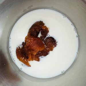 Mucenici fără frământare însiropați în lapte cu miere