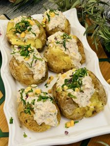 Cartofi umpluți cu salată de ton