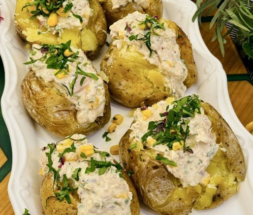 Cartofi umpluți cu salată de ton
