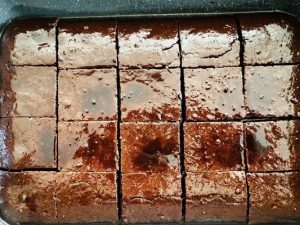Prăjitură de post cu ciocolată însiropată