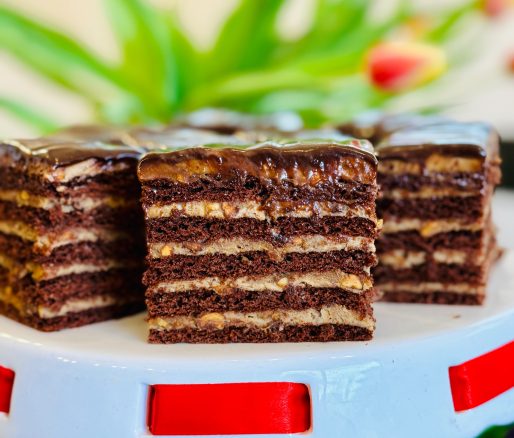 Prăjitură cu nucă, cafea și caramel