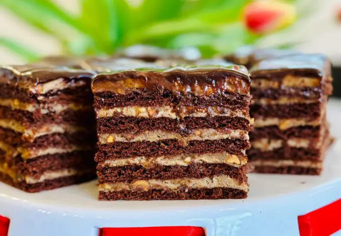 Prăjitură cu nucă, cafea și caramel