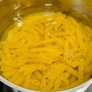 Penne cu crenvurști in sos de roșii la cuptor