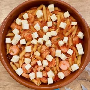 Penne cu crenvurști in sos de roșii la cuptor