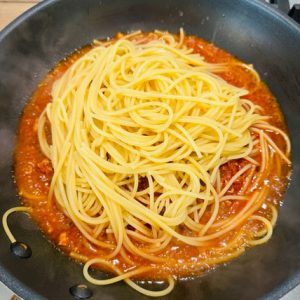 Spaghete cu pui în stil bologneze