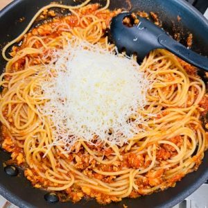 Spaghete cu pui în stil bologneze