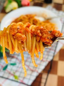 Spaghete cu pui în stil bologneze