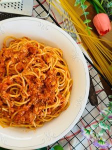 Spaghete cu pui în stil bologneze