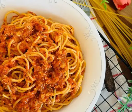 Spaghete cu pui în stil bologneze