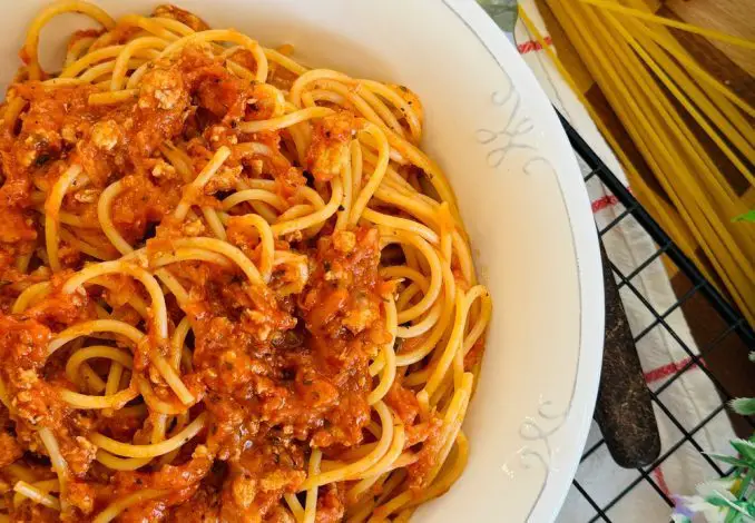 Spaghete cu pui în stil bologneze