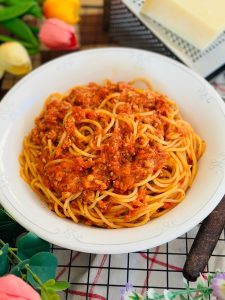 Spaghete cu pui în stil bologneze