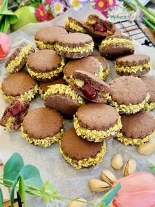 Biscuiți Alfajores cu fistic și fructe de pădure